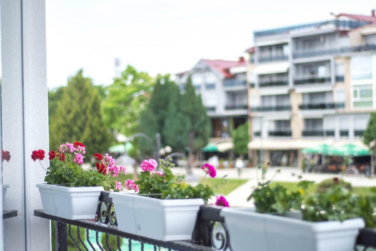 Seasons Hotel 斯特鲁加 外观 照片